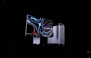 مانیتور شرکت اپل که تازه معرفی شده و رنگ نقره ی و از بگراند صفحه نمایش رنگارنگ زیبایی استفاده شده