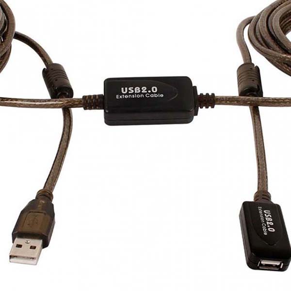 کابل افزایش طول ۱۵ متری USB برد دار دارای پس زمینه سفید و تصویری از کابل مار از ورودی هایی که دارد یک نری و یک مادگی USB می باشد با سیم به رنگ مشکی