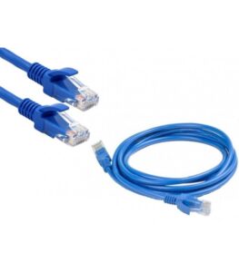کابل شبکه 1 متری CAT 5E برند E-net با پس زمینه سفید که روی آن  کابل شبکه ما قرار گرفته است که به رنگ آبی می باشد