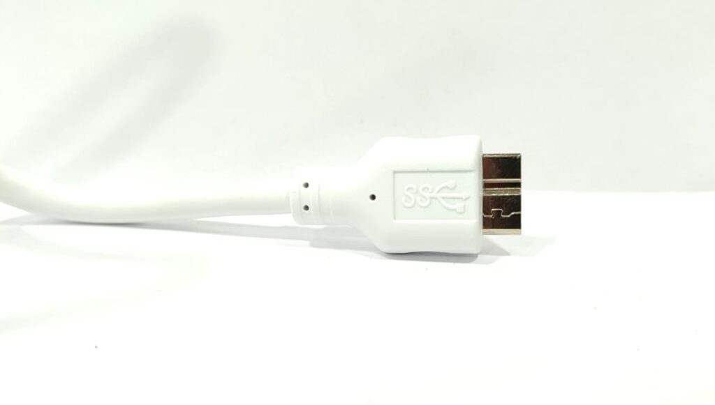 کابل هارد اکسترنال 30 سانتی USB 3.0 به Micro-B با پس زمینه سفید می باشد که سوکت میکرو-بی کابل ما رو نمایش می دهد که به رنگ سفید است و سری آن از جنس فلز می باشد