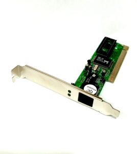 کارت شبکه اینترنال 10/100 PCI-Express با پس زمینه سفید که روی آن کارت شبکه ما قرار گرفته است که برد به رنگ سبز دارد 