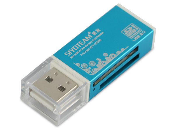 هاب و رم ریدر USB سایوتیم مدل SY-638 با پس زمینه سفید که به روی آن هاب ما قرار دارد و به رنگ آبی می باشد