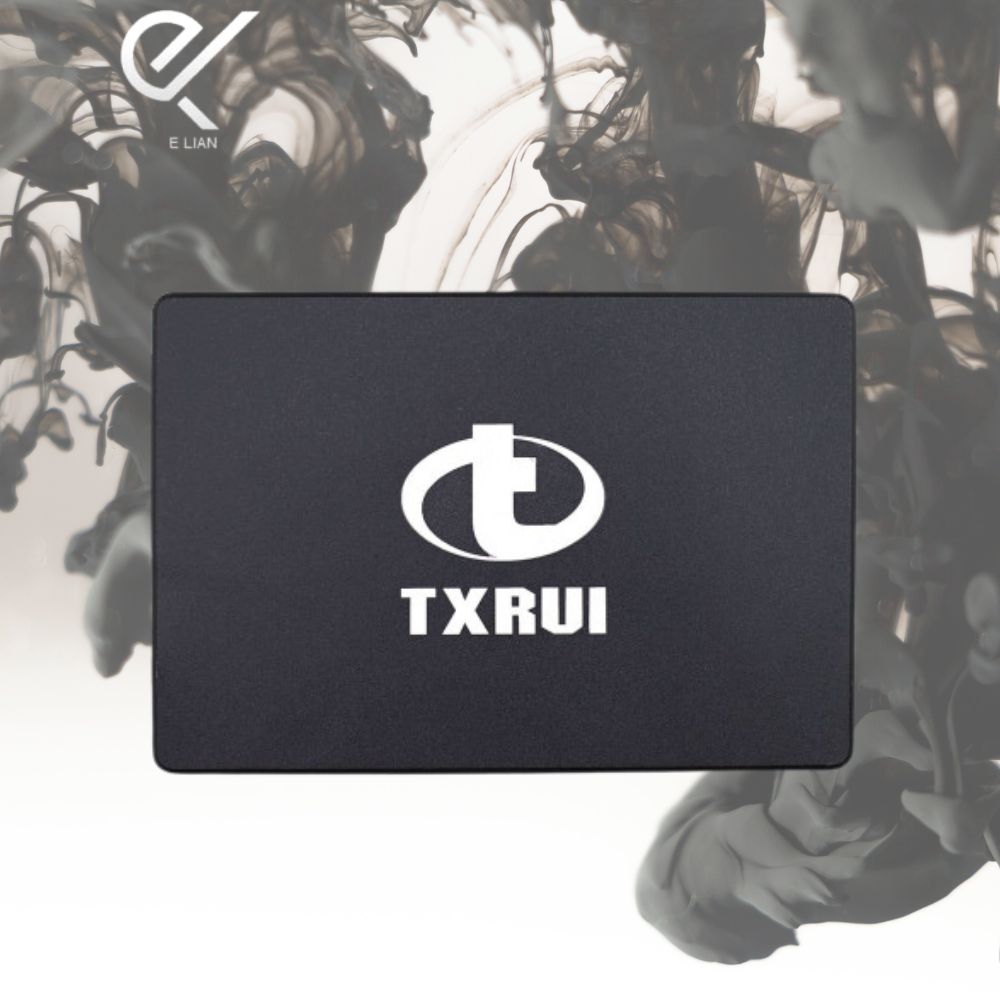 هارد SSD برند TXRUI ظرفیت 960GB با پس زمینه سفید و مشکی می باشد که به روی آن هارد ما قرار دارد و به رنگ مشکی است